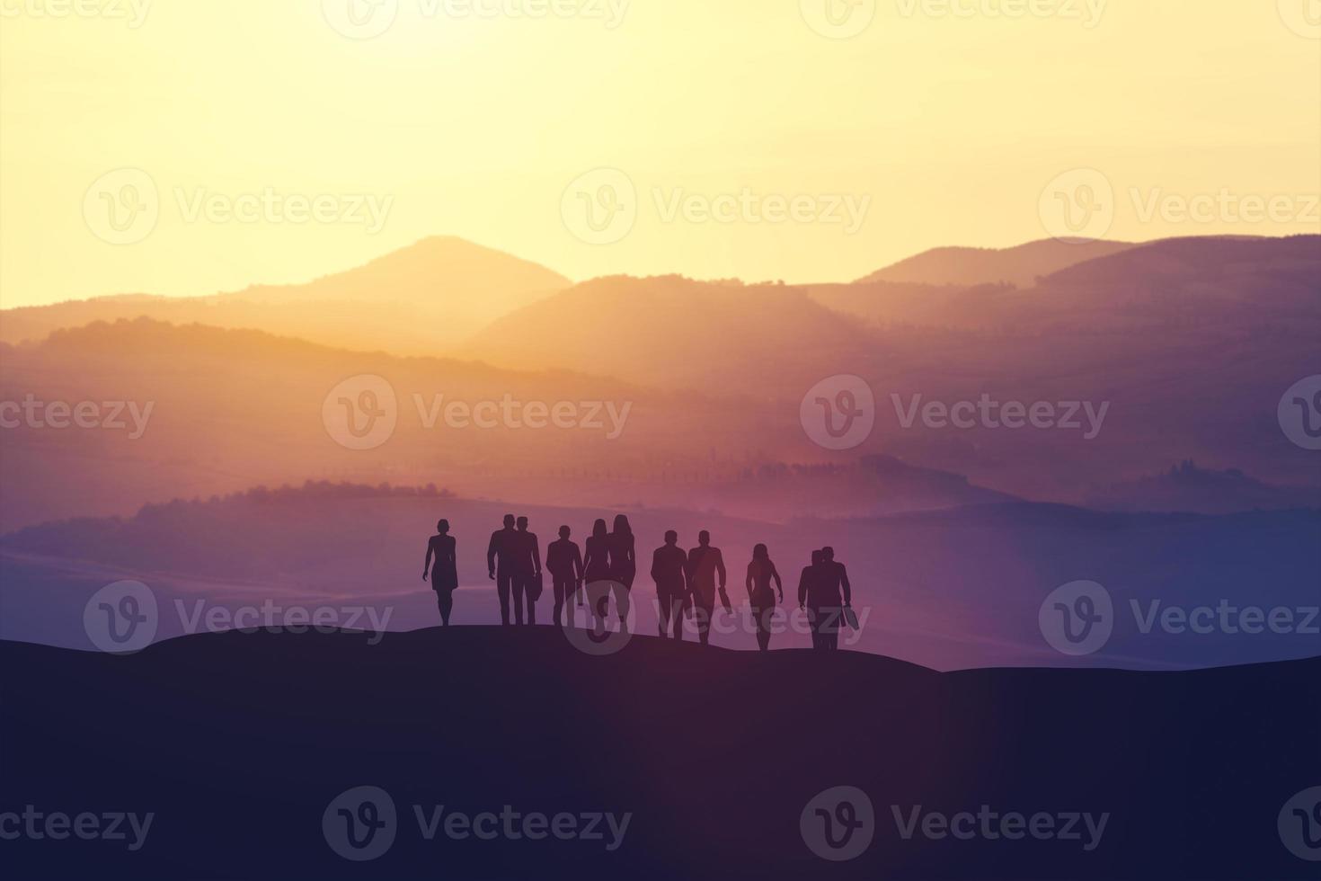groupe de gens d'affaires debout sur une colline photo
