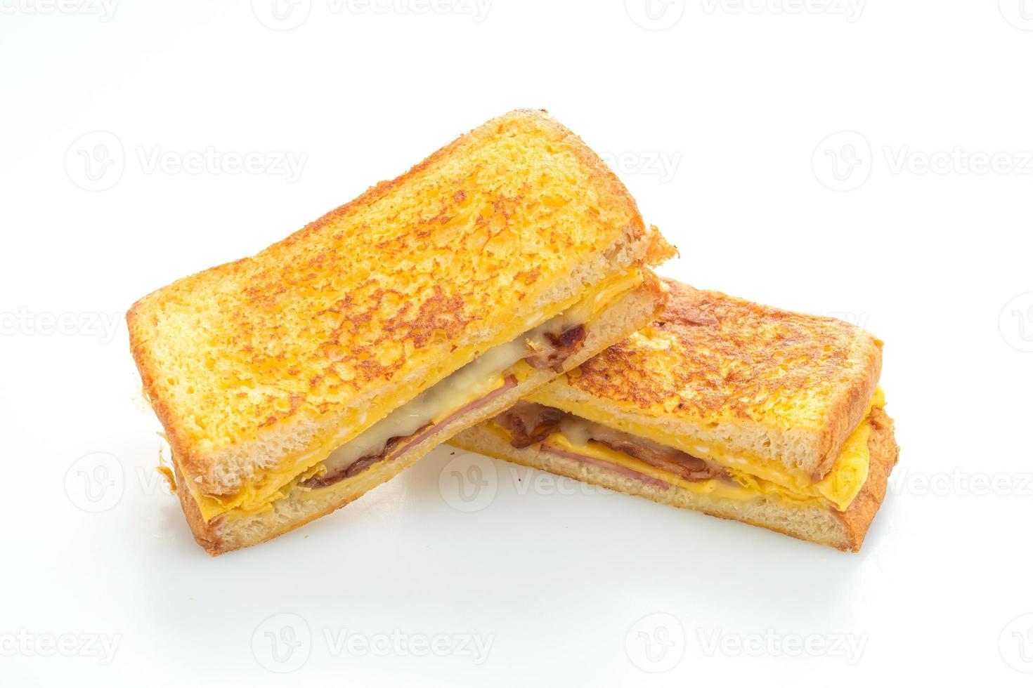 Pain doré jambon bacon fromage sandwich avec oeuf photo