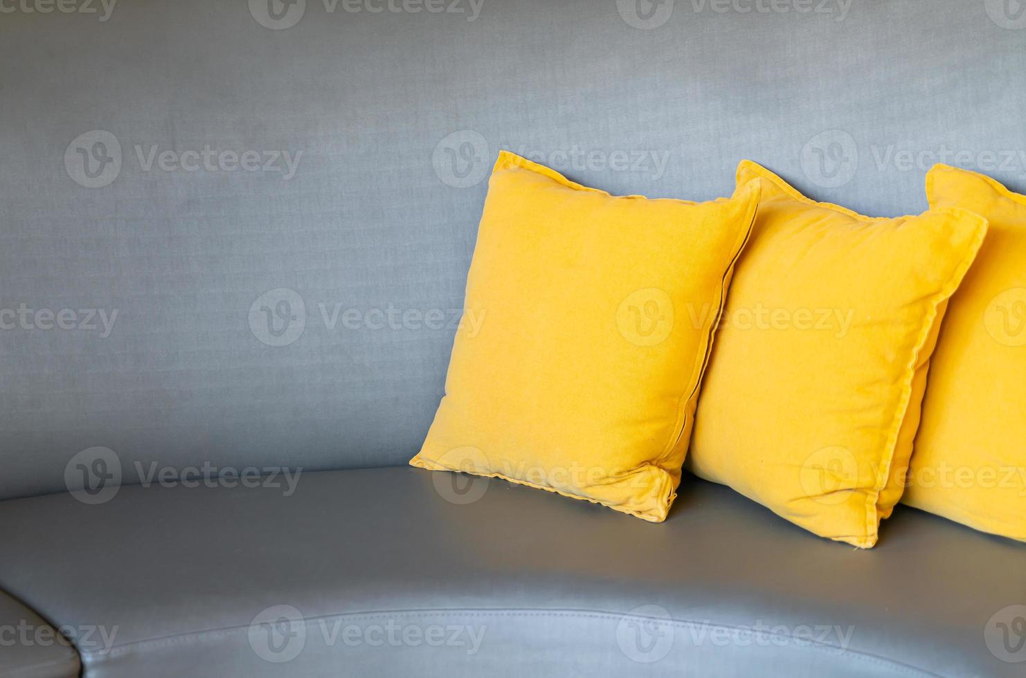 décoration d'oreillers confortables sur canapé photo