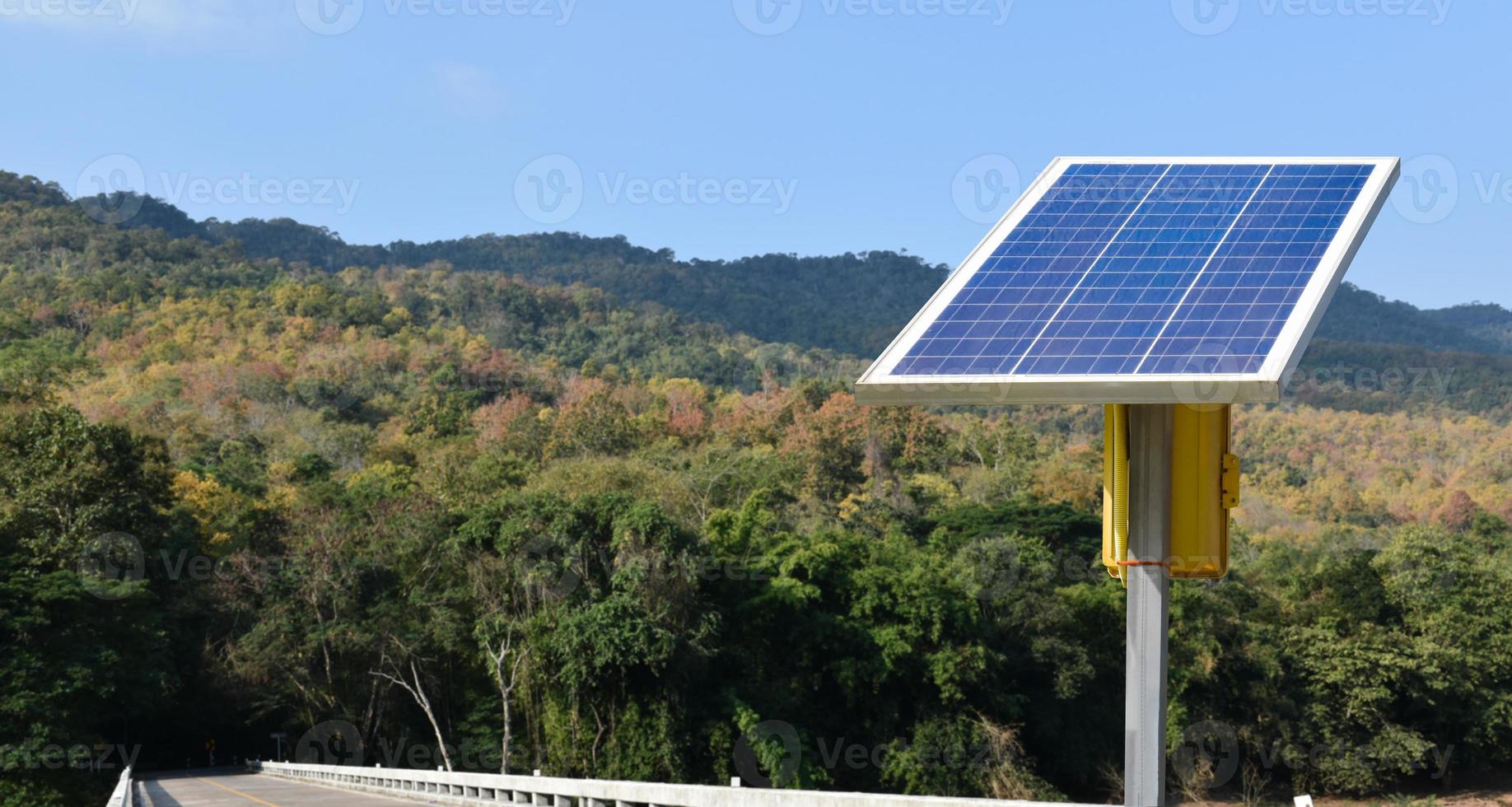 panneau photovoltaïque, nouvelle technologie pour stocker et utiliser l'énergie de la nature avec la vie humaine, l'énergie durable et le concept d'ami environnemental. photo