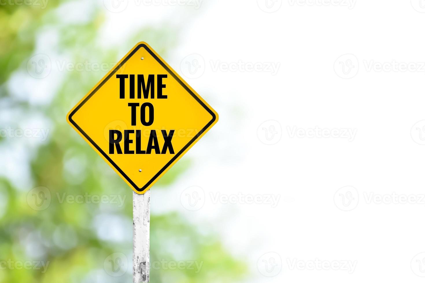 panneau de signalisation à étiquette jaune sur poteau blanc qui comporte des textes « temps de se détendre », concept pour informer les conducteurs d'arrêter de travailler et de passer du temps à se détendre pour faire le bonheur de la vie. photo