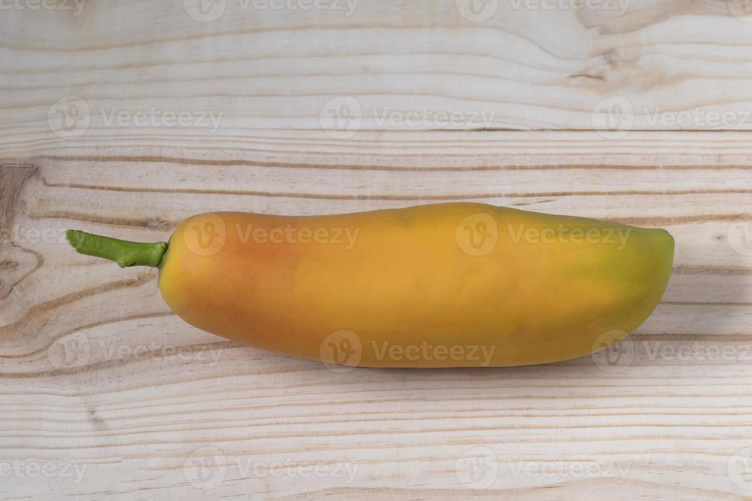 fruit de papaye sain sur table en bois. photo