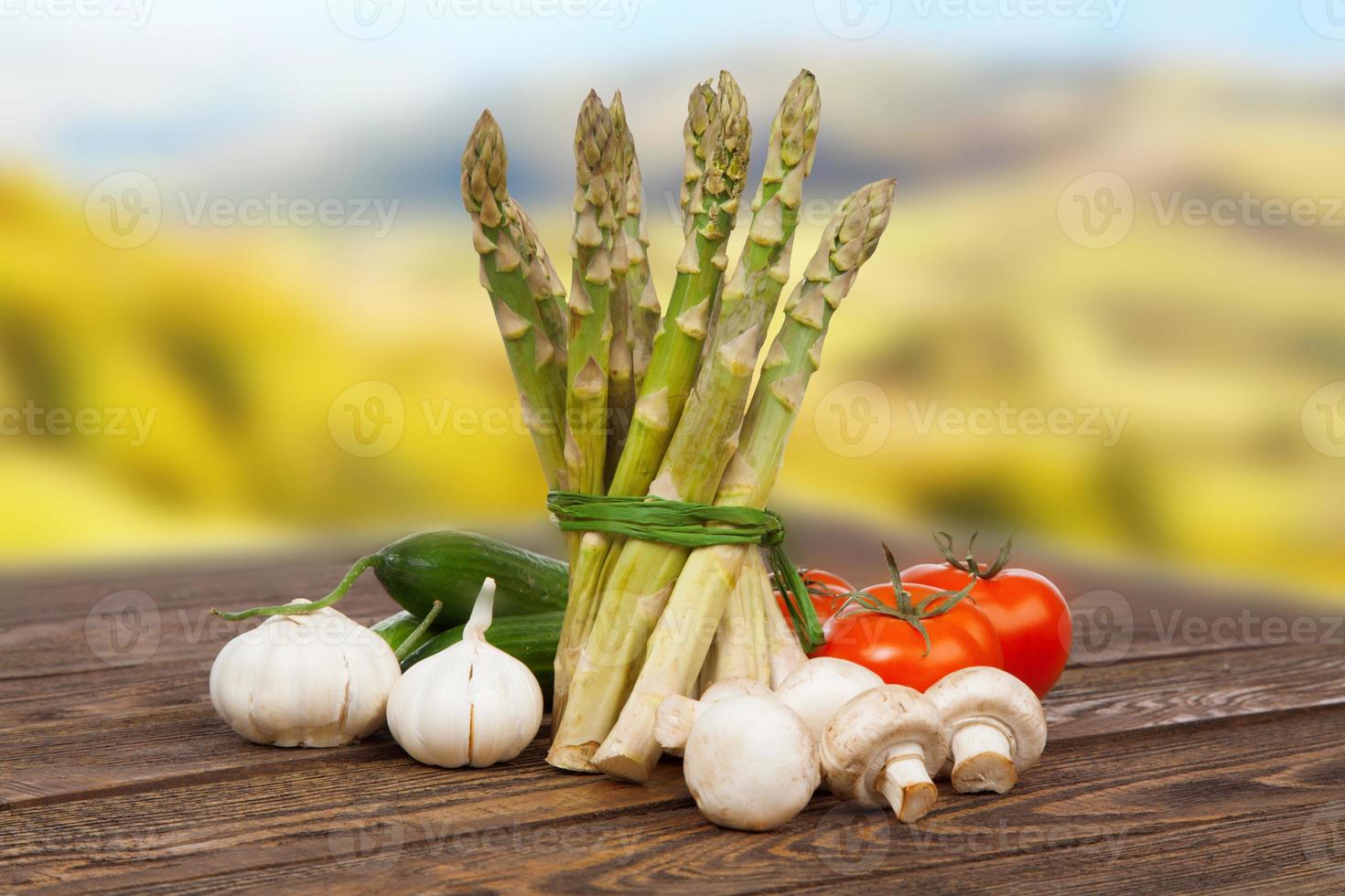 légumes frais sur une table en bois photo