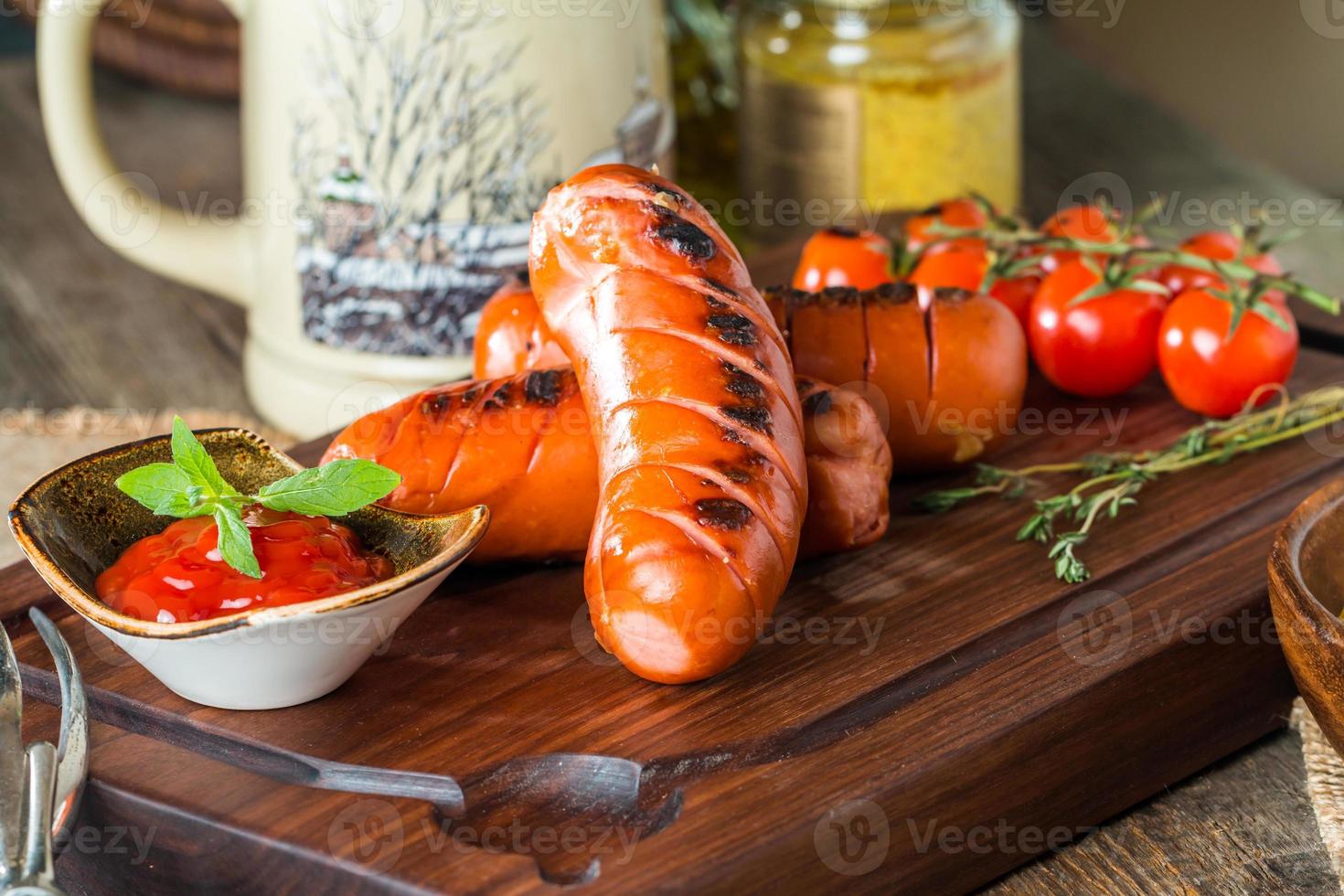 saucisses grillées au chou, tomate photo