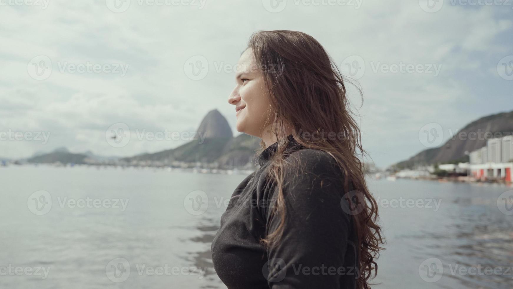 jeune fille latine, célèbre plage rio de janeiro, brésil. vacances d'été latines. photo