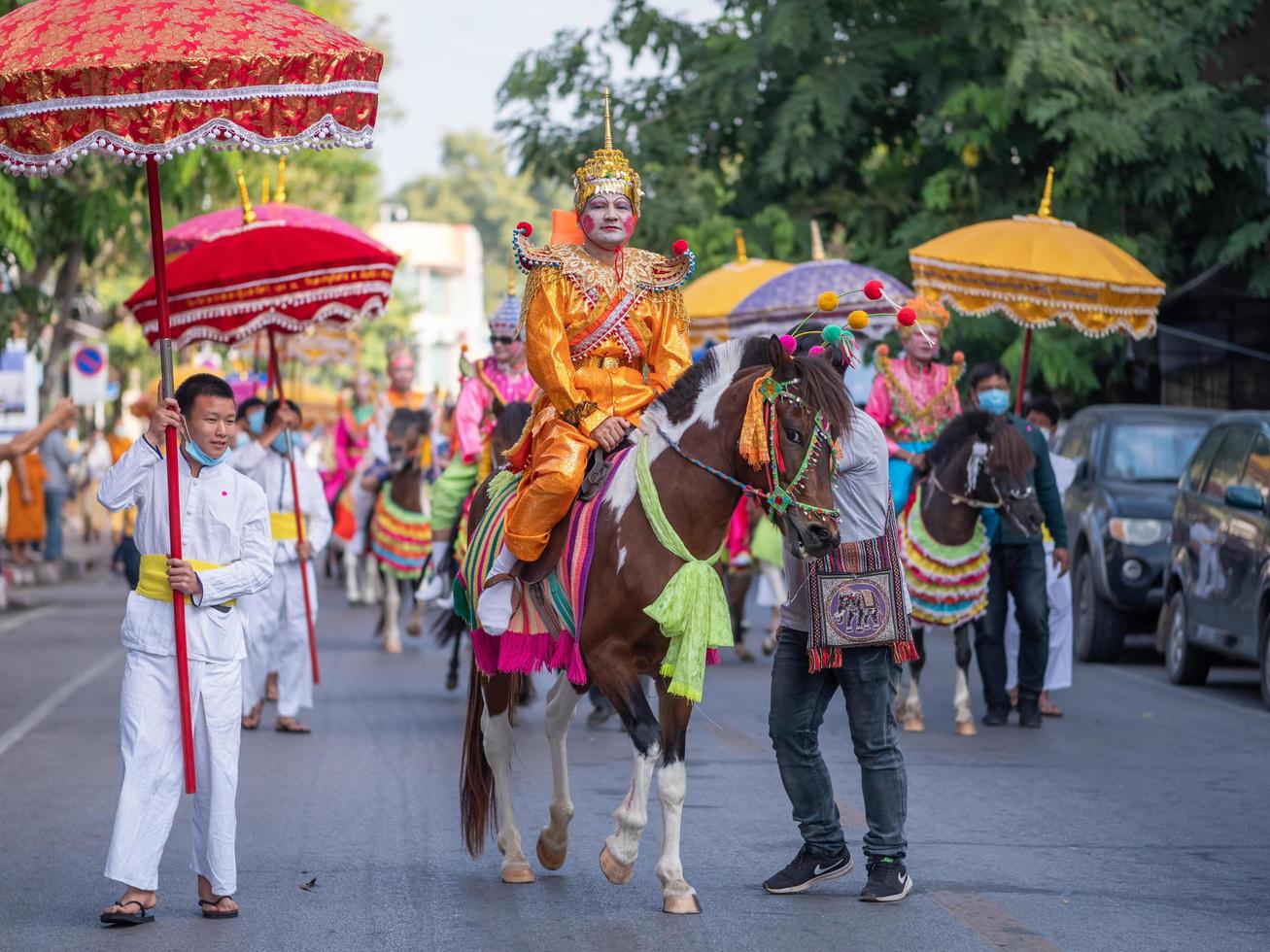 province de chiang mai, thaïlande, 2020 - portrait d'un homme à cheval regardant la caméra lors du défilé de la cérémonie d'ordination. photo