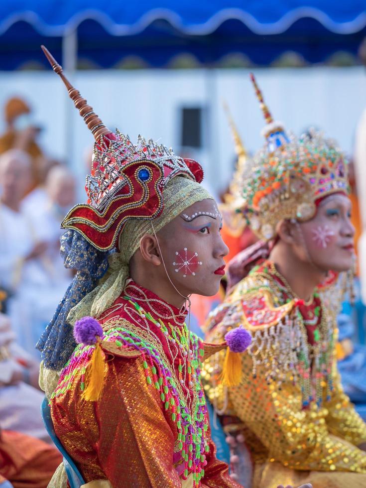 chiang mai, thaïlande, 2020 - groupe d'hommes habillés et décorés avant d'être ordonné moine bouddhiste dans la culture lanna et tai. photo