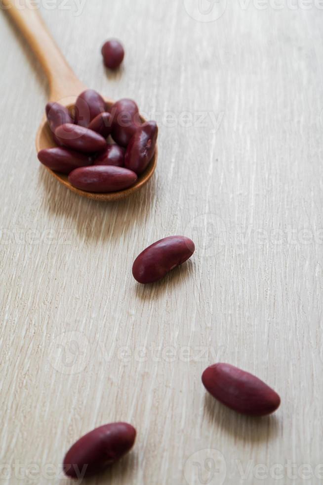 haricots rouges avec une cuillère en bois photo