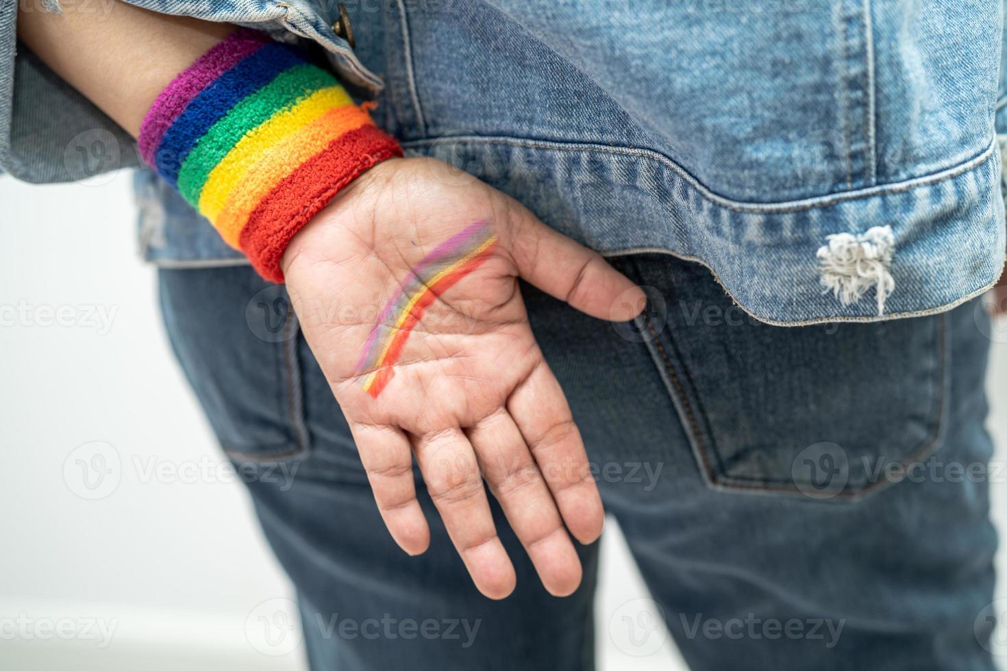 une dame asiatique portant des bracelets de drapeau arc-en-ciel, symbole du mois de la fierté lgbt, célèbre chaque année en juin les droits des homosexuels, lesbiennes, bisexuels, transgenres et humains. photo