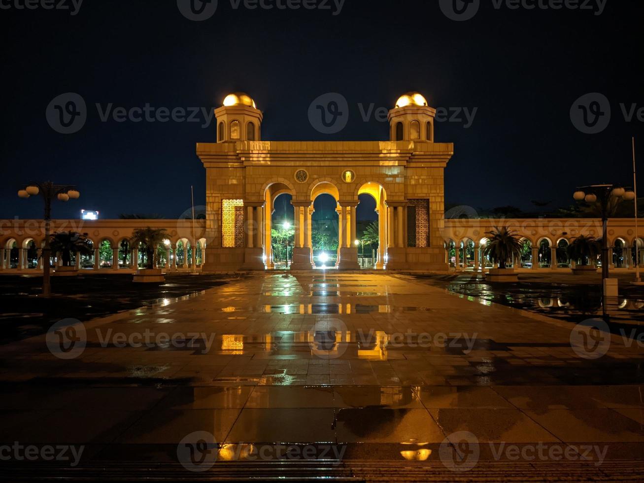 photo de la porte de la mosquée la nuit