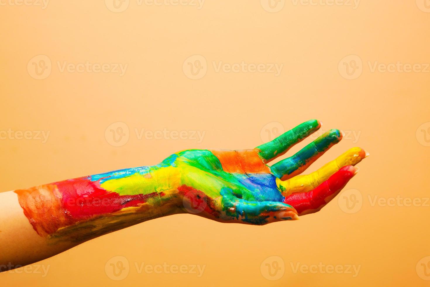main peinte, amusement coloré. fond orange photo