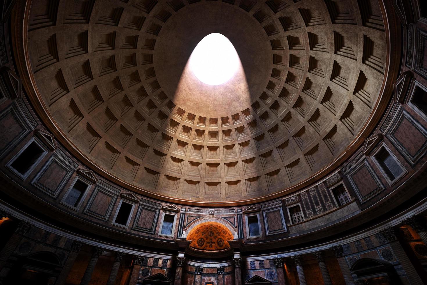 rome, italie, 2022 - le panthéon, rome, italie. lumière qui brille à travers un oculus au plafond photo