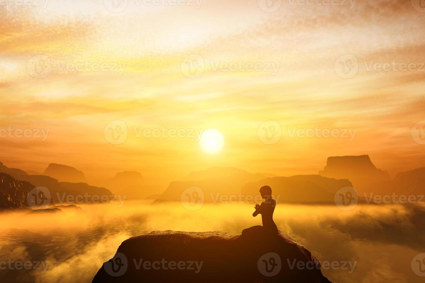 Femme méditant en position de yoga assis au sommet d'une montagne photo