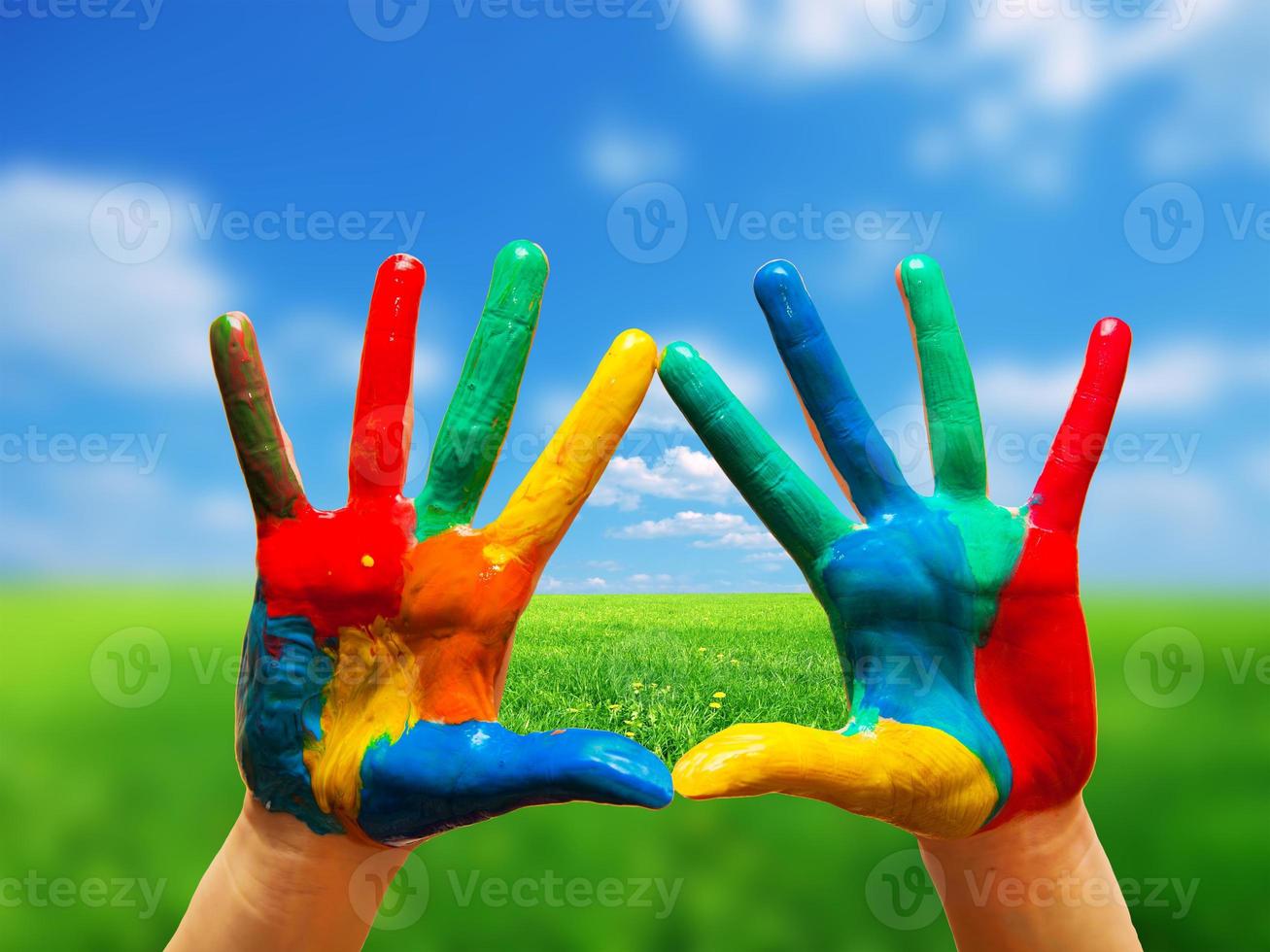 mains colorées peintes montrant le moyen d'effacer la vie heureuse photo