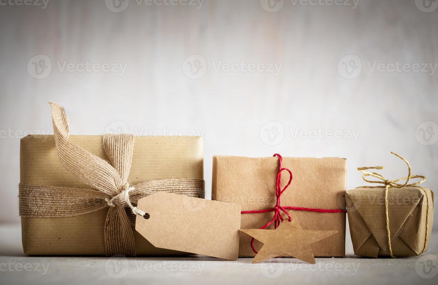 cadeaux rétro rustiques, boîtes à cadeaux avec étiquette. période de noël, emballage en papier écologique. photo