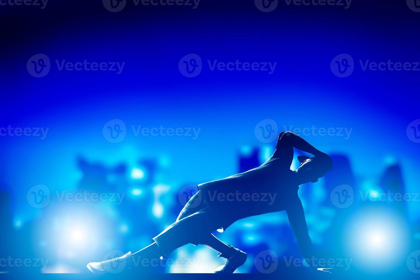 hip hop, break dance interprété par un jeune homme dans les lumières de la ville. photo