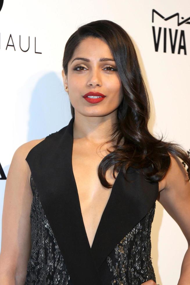 los angeles, 26 février - freida pinto à la 25e soirée annuelle de visionnement des prix de l'académie elton john au parc de la ville de west hollywood le 26 février 2017 à west hollywood, ca photo