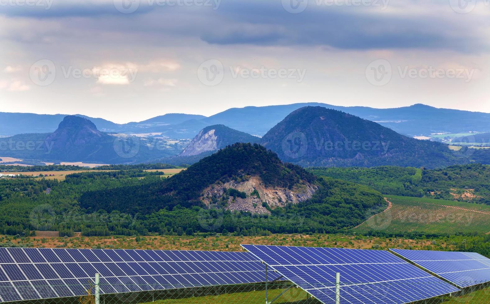 paysage avec panneaux solaires photo