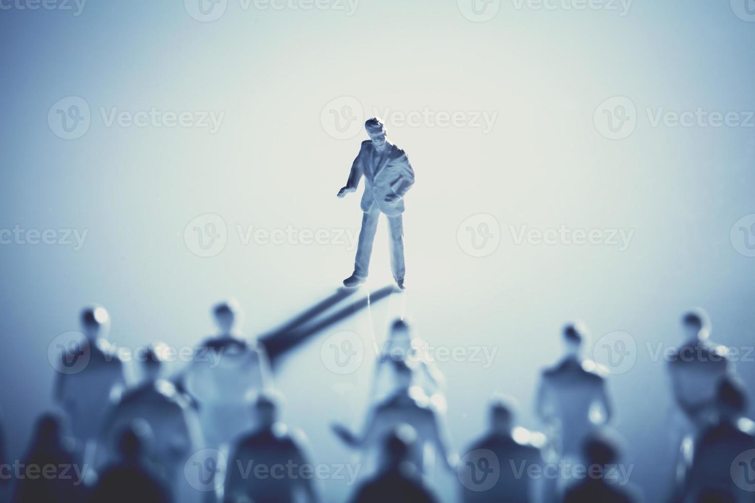 homme debout devant des gens sur fond blanc photo