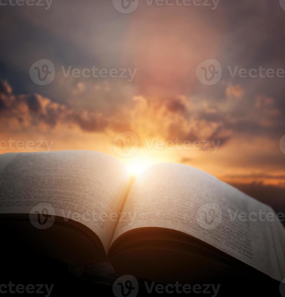 vieux livre ouvert, lumière du ciel coucher de soleil, ciel. éducation, concept religieux photo