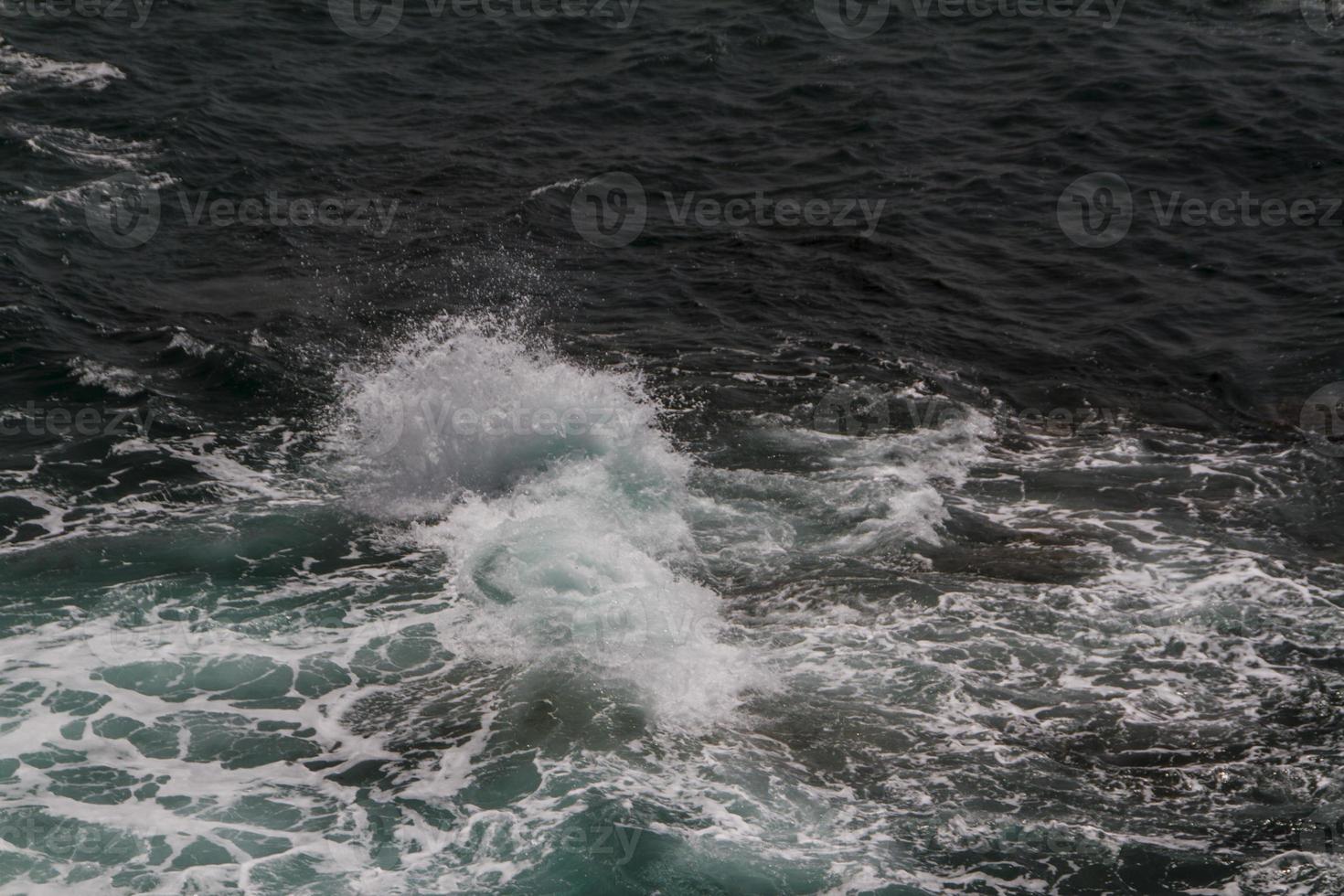 les vagues se battent sur la côte rocheuse déserte de l'océan atlantique, le portugal photo