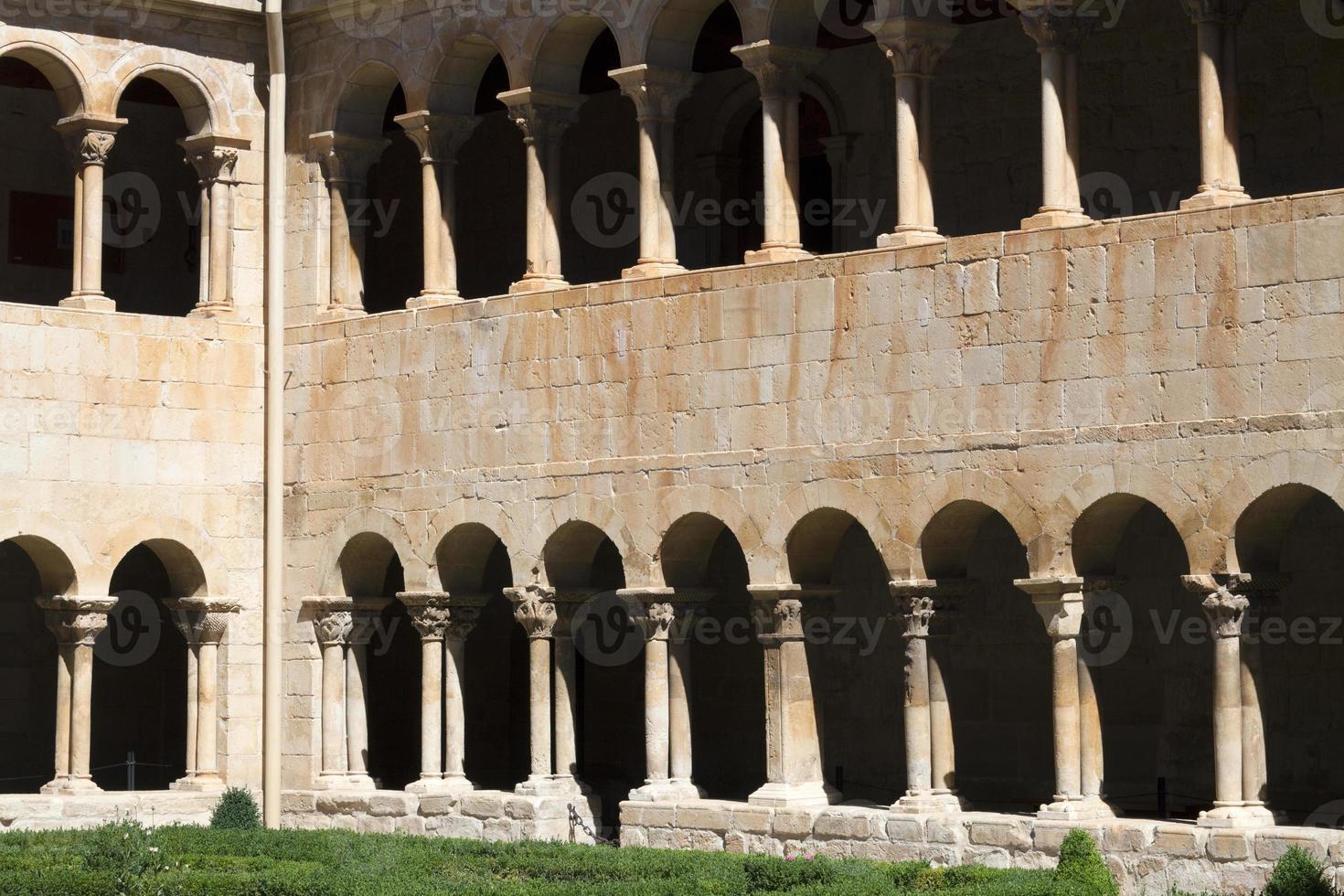 le cloître roman de santo domingo de silos, espagne photo