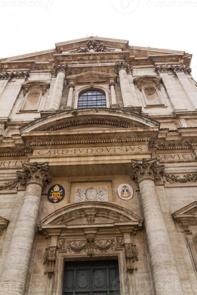 grande église au centre de rome, italie. photo