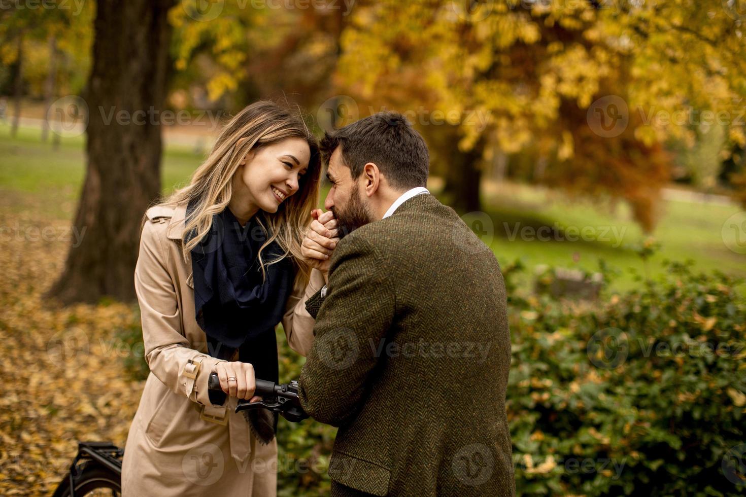 jeune couple dans le parc d'automne avec vélo électrique photo