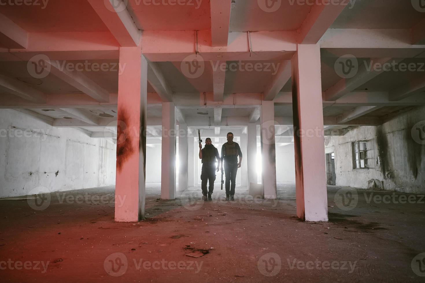 portrait d'équipe d'escouade de soldats en milieu urbain photo