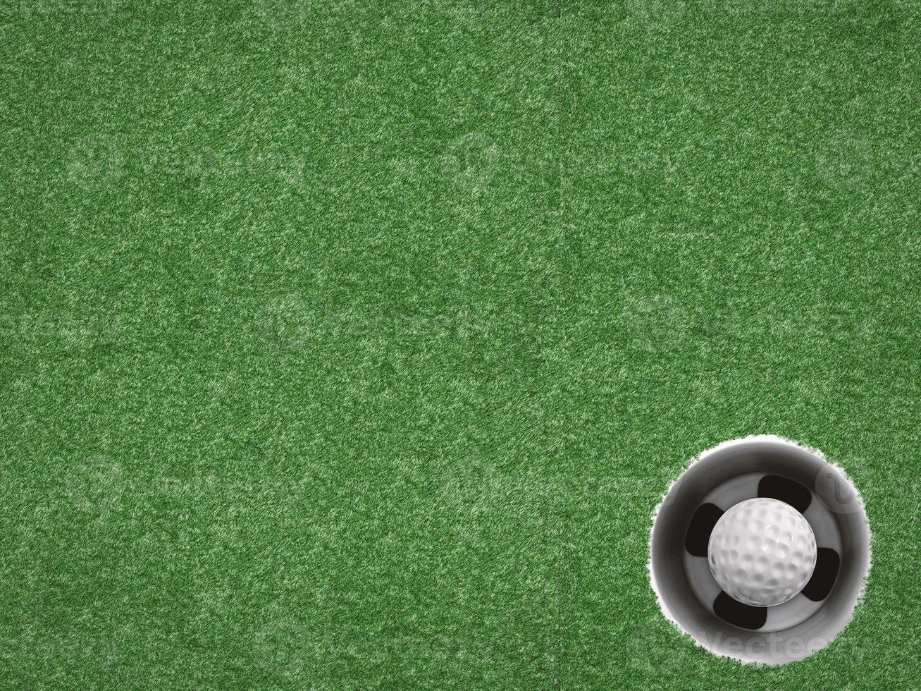 balle de golf dans la tasse de golf sur vert photo