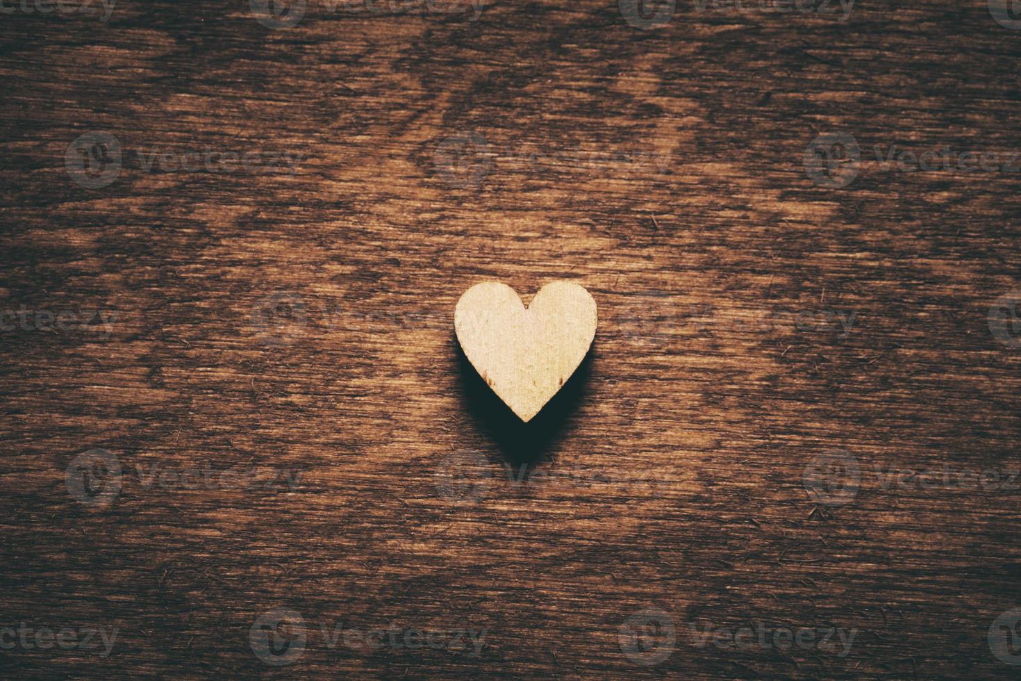 coeur sur fond de bois foncé photo