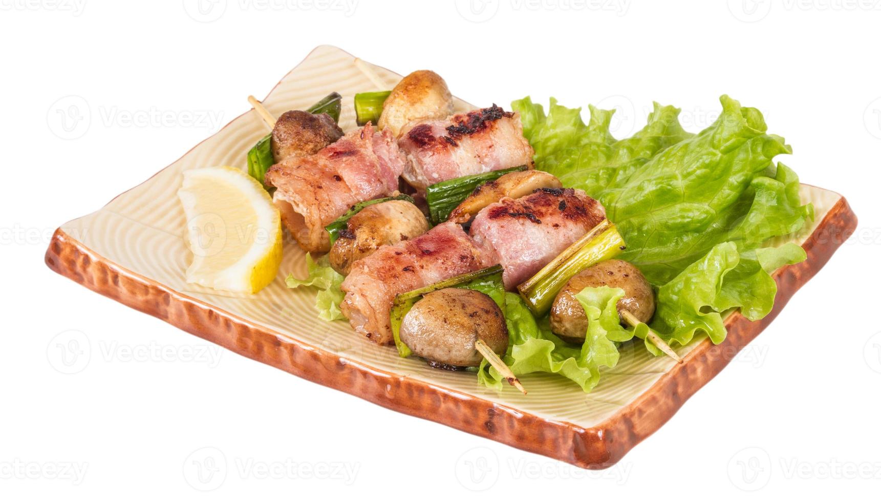 pétoncles grillés enveloppés de bacon avec champignons et bacon photo