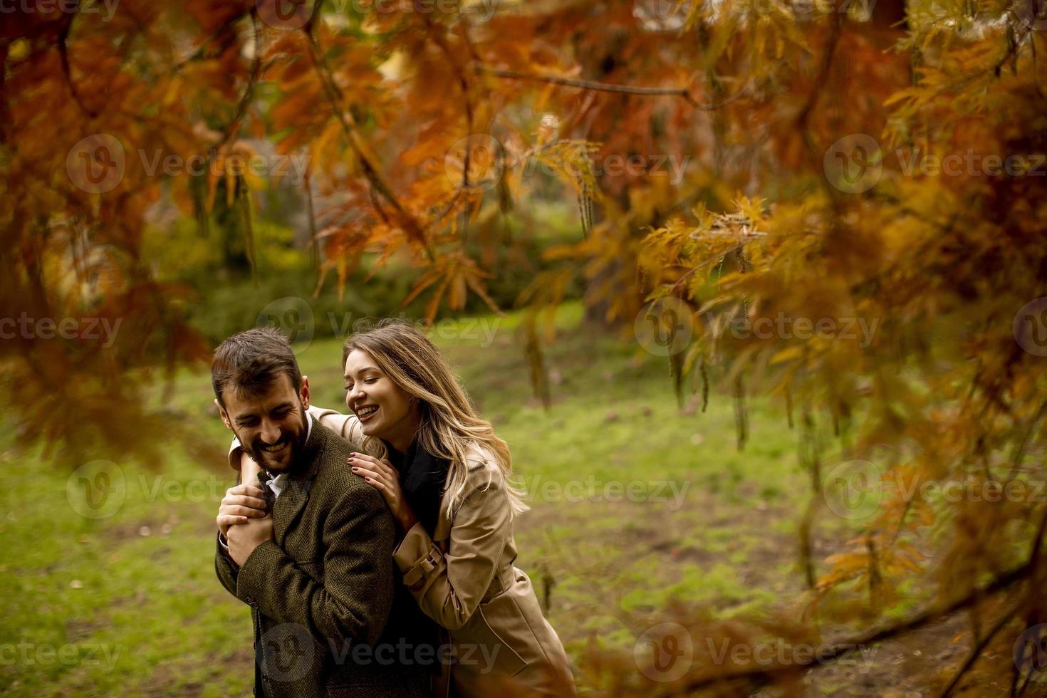 jeune couple dans le parc en automne photo