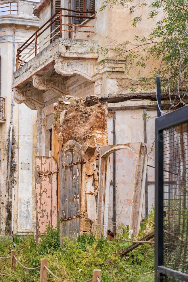 bâtiments abandonnés et végétation sauvage dans la ville fantôme de varosha famagouste, chypre photo