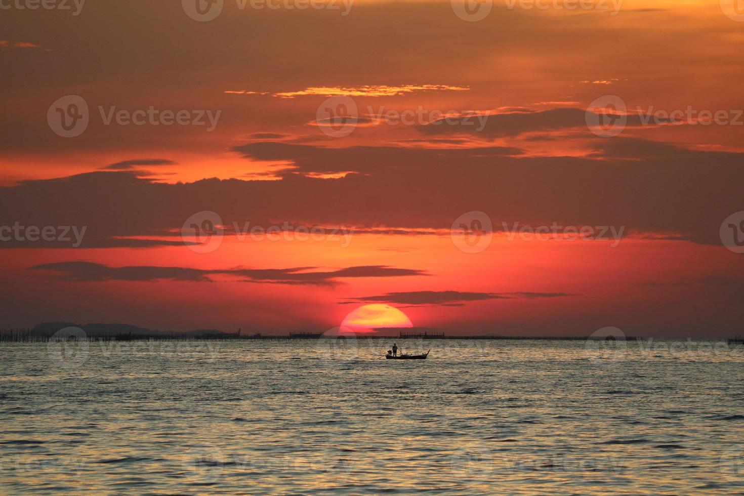 coucher de soleil sur le ciel rouge retour nuage du soir sur la mer d'horizon photo