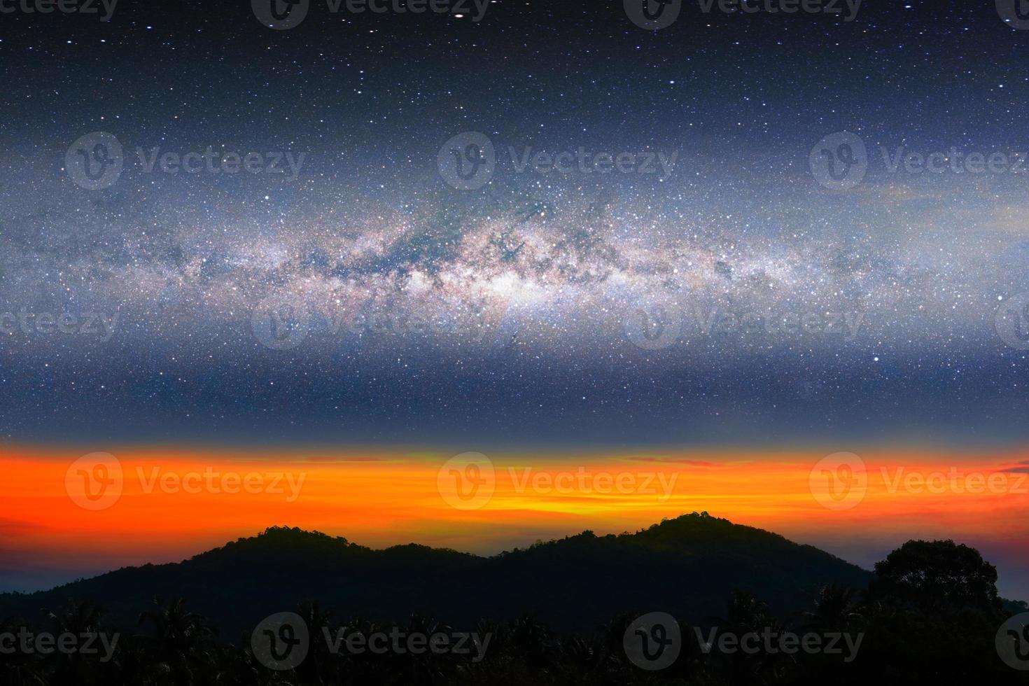 voie lactée nuit paysage coucher de soleil lumière sur silhouette montagne hil photo