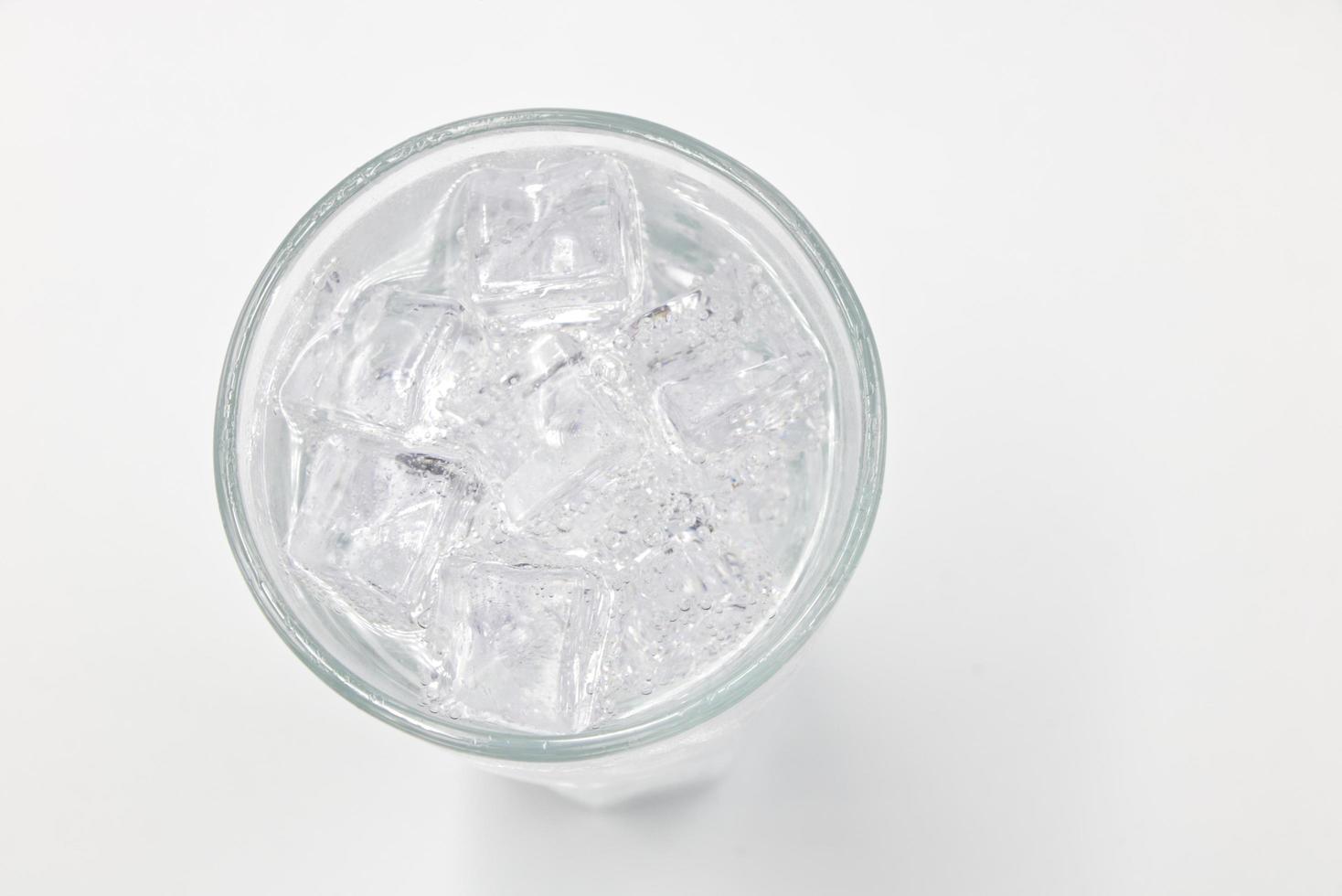 eau pétillante soda avec de la glace en verre sur fond blanc. photo