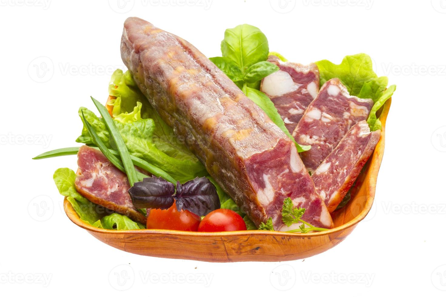 salami mûr avec salade, basilic, oignon et tomate photo