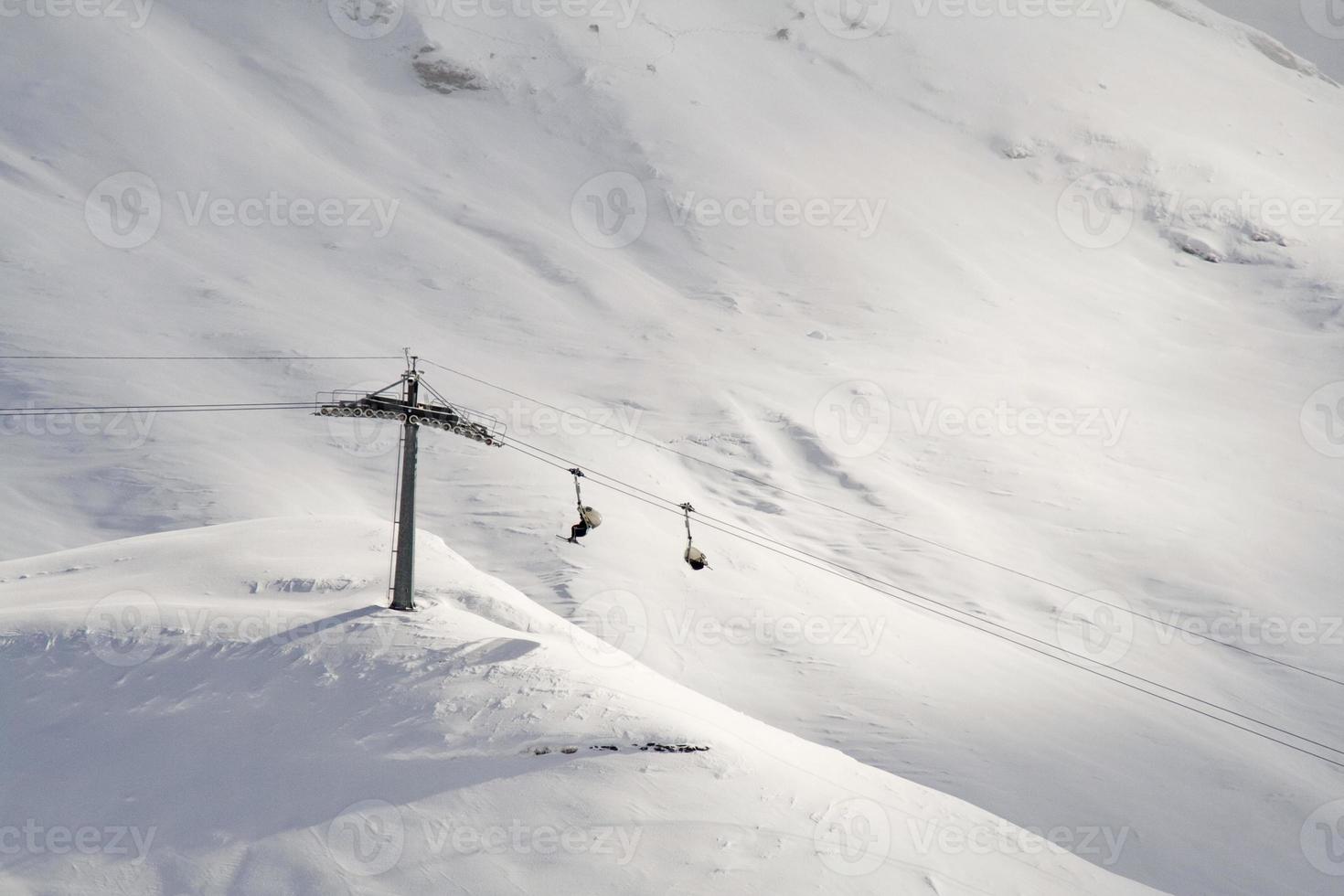 télésiège avec skieurs en Suisse, l'hiver. photo
