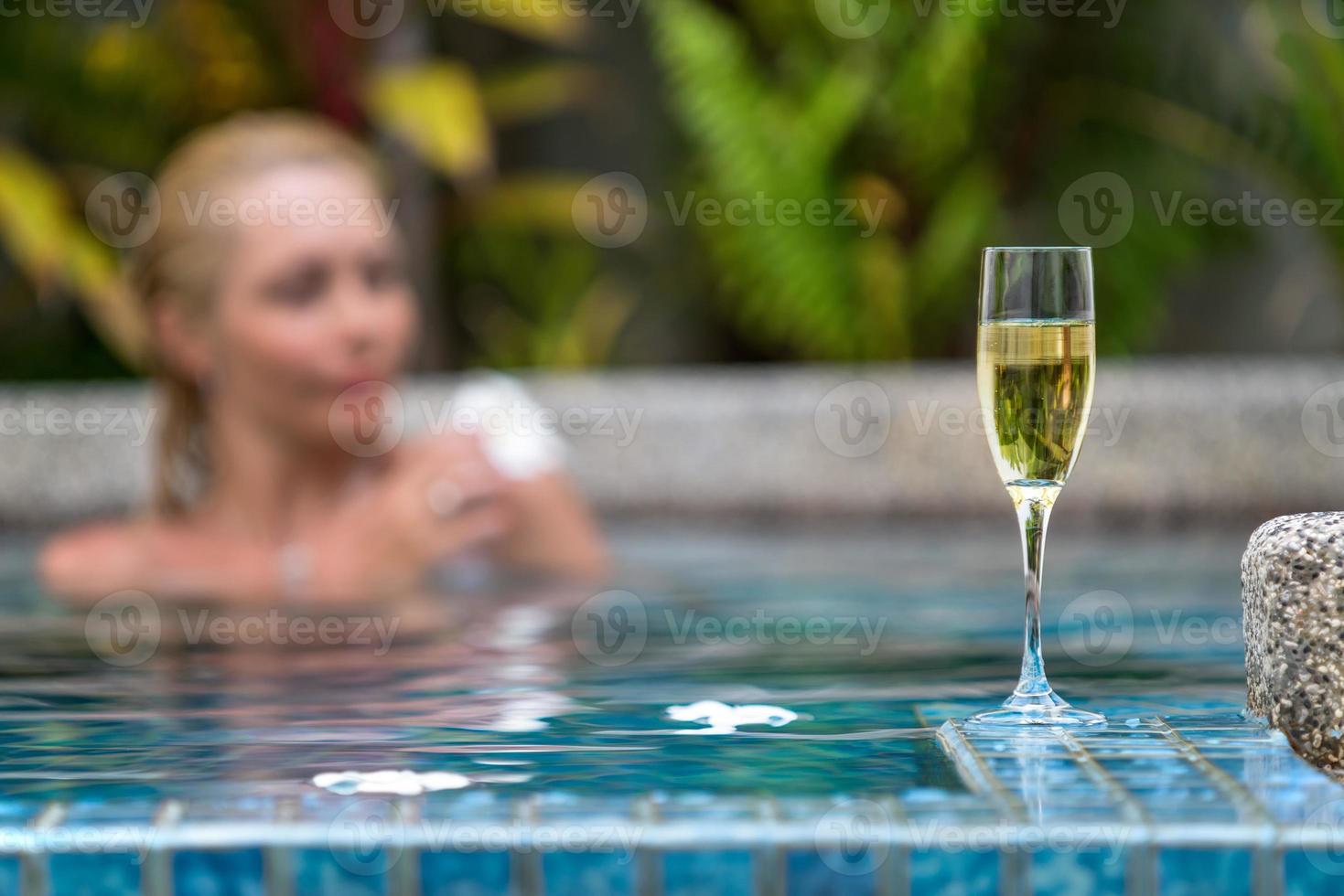 champagne près de la piscine sur un fond photo