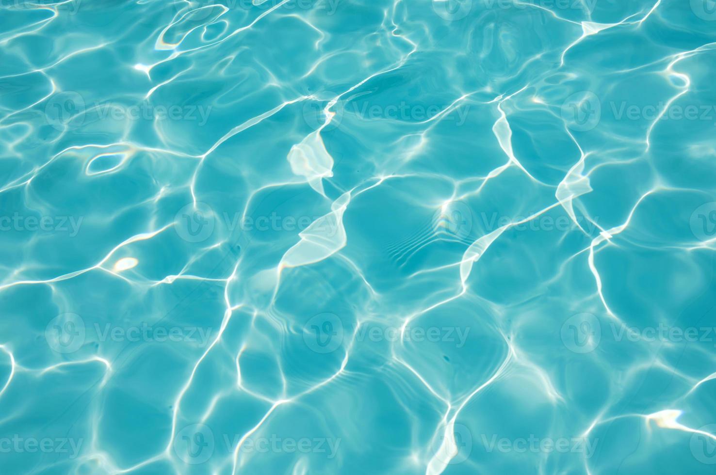fond ondulé de l'eau bleue dans la piscine photo