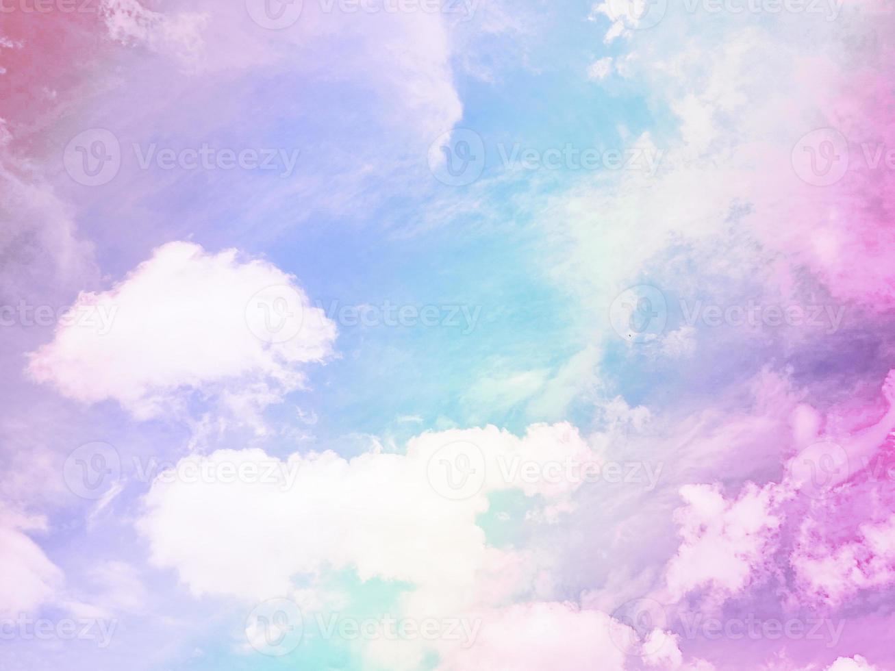 beauté douce pastel violet bleu coloré avec des nuages moelleux sur le ciel. image arc-en-ciel multicolore. fantaisie abstraite lumière croissante photo