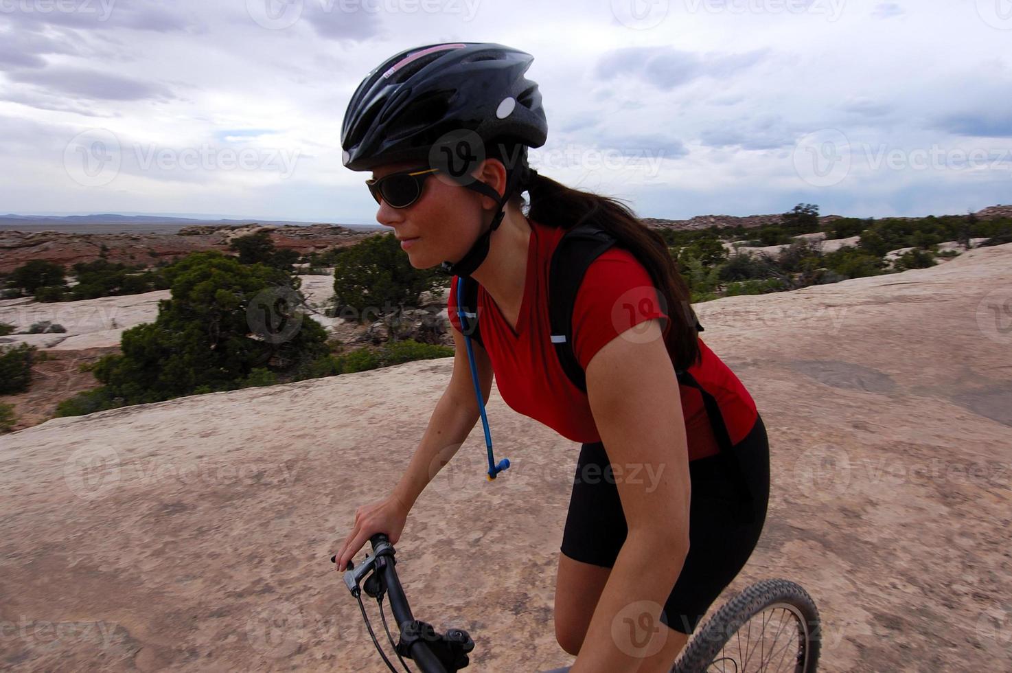 femme en vélo de montagne photo
