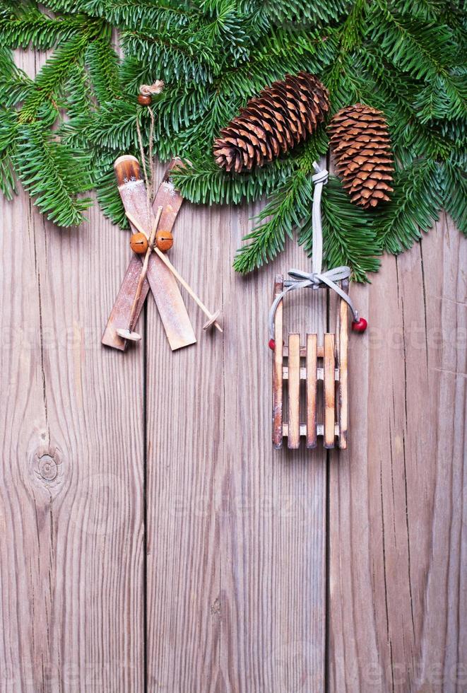 branches de sapin avec cônes et décorations de Noël photo