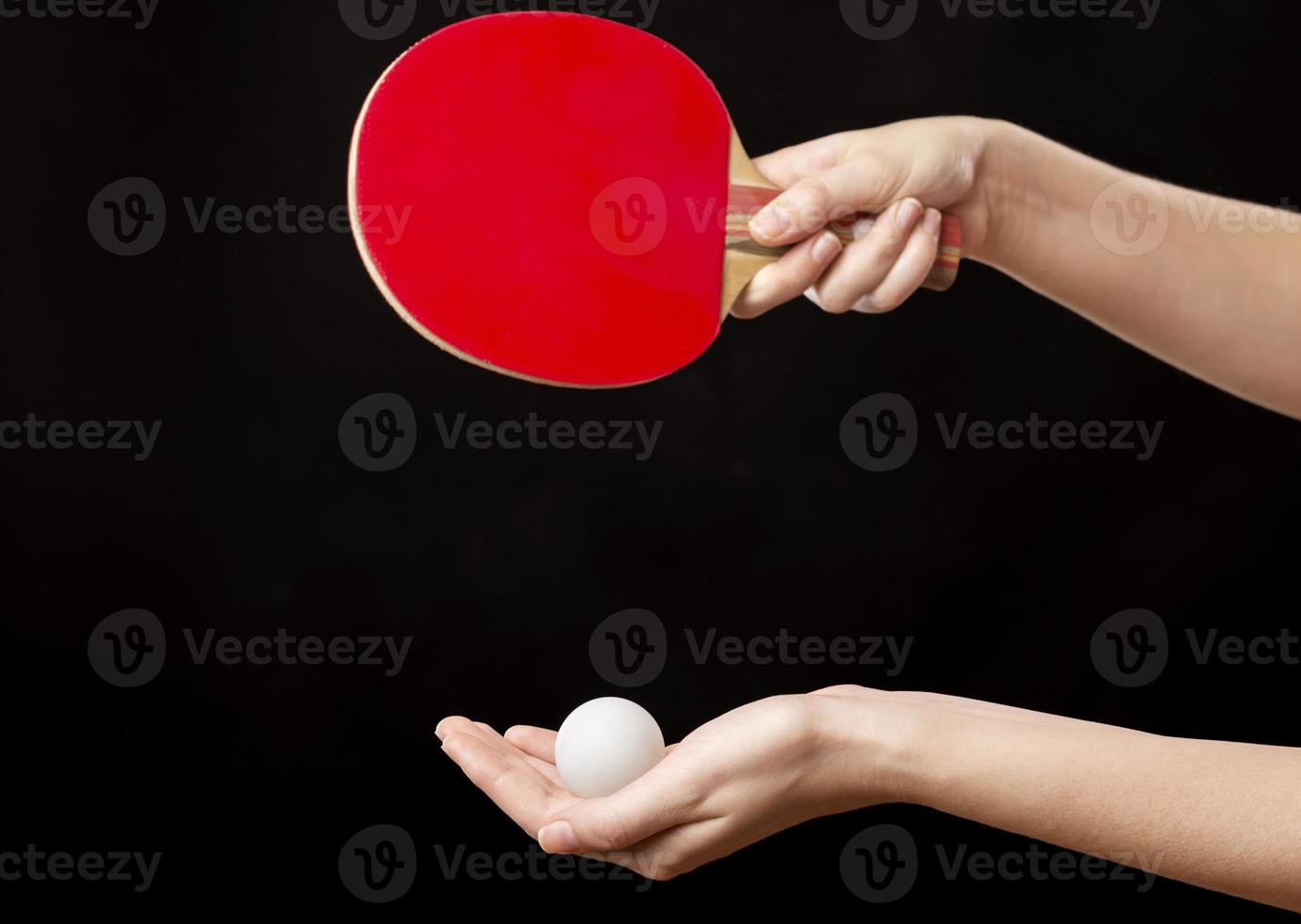 mains avec raquette et balle pour tennis de table photo