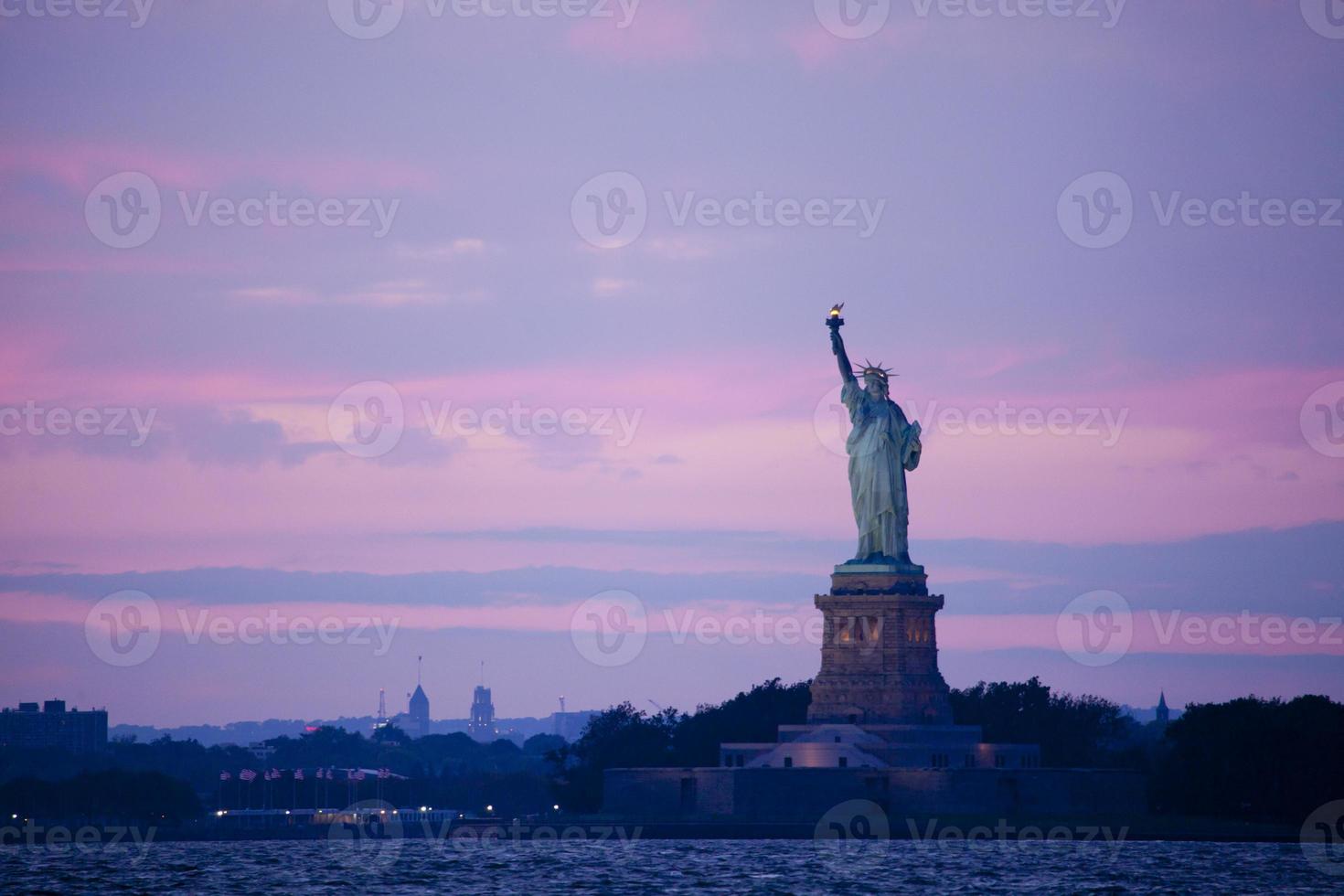 statue de la liberté au crépuscule photo