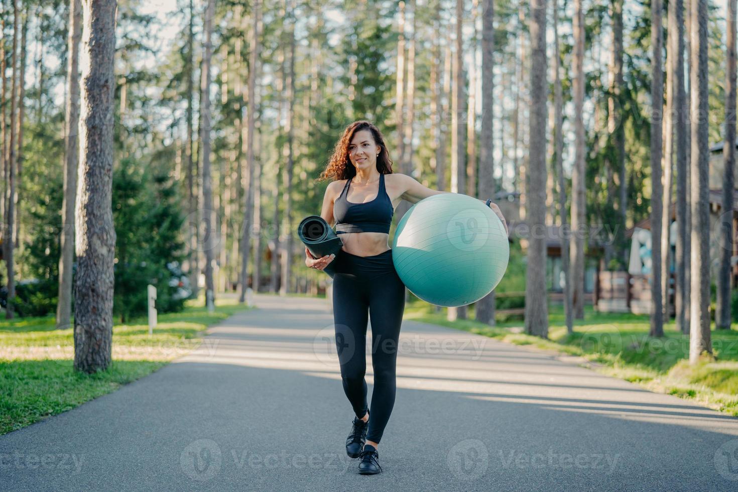 concept de sport et de loisirs. femme mince joyeuse en haut court