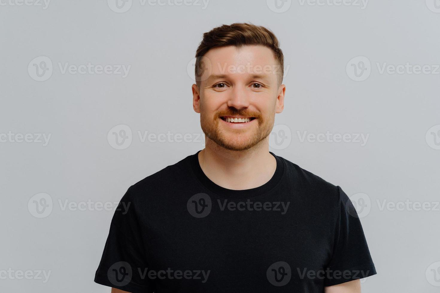 sympathique homme positif souriant à la caméra et profitant de la vie photo