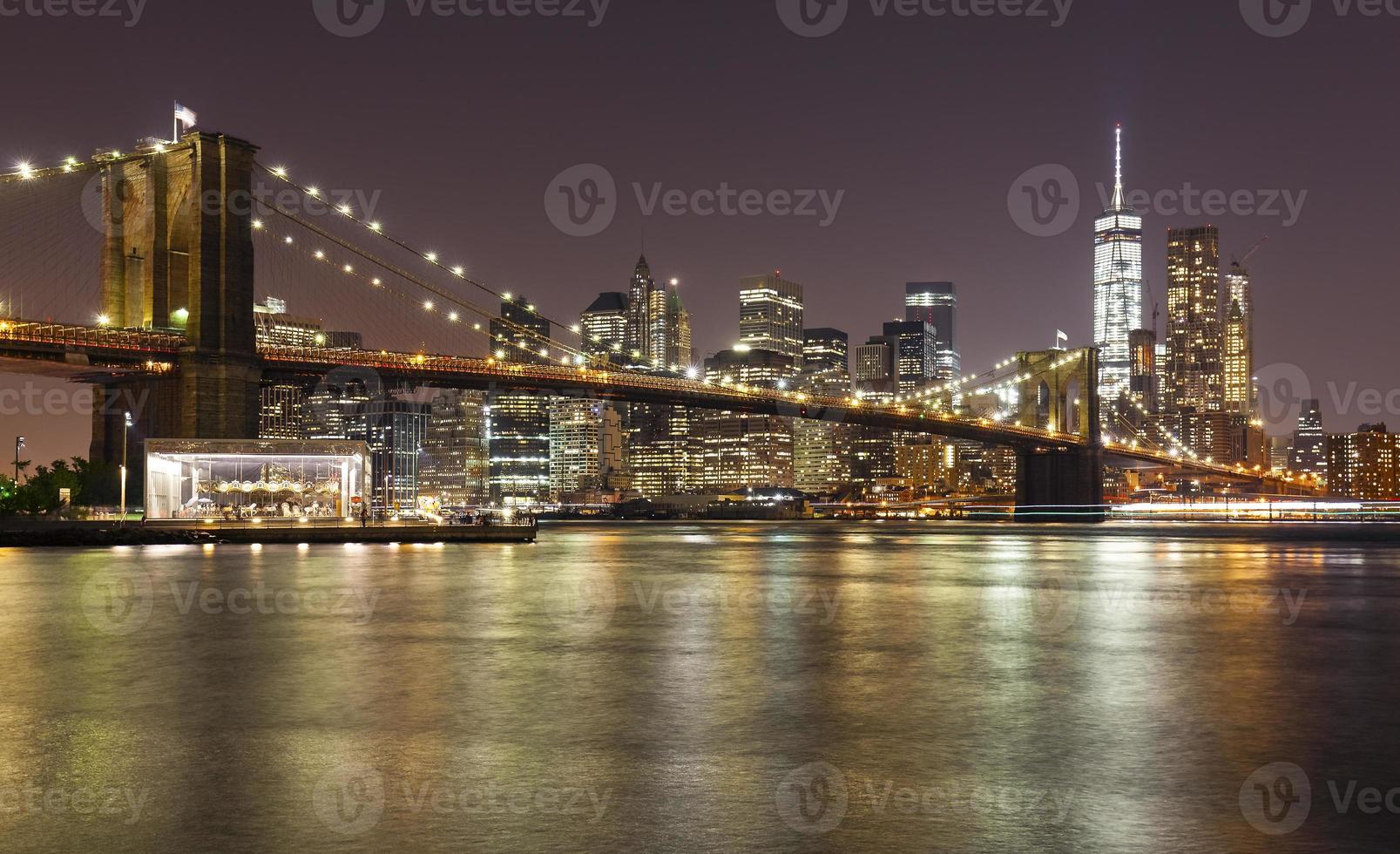 Pont de Brooklyn et Manhattan la nuit, New York City, USA. photo