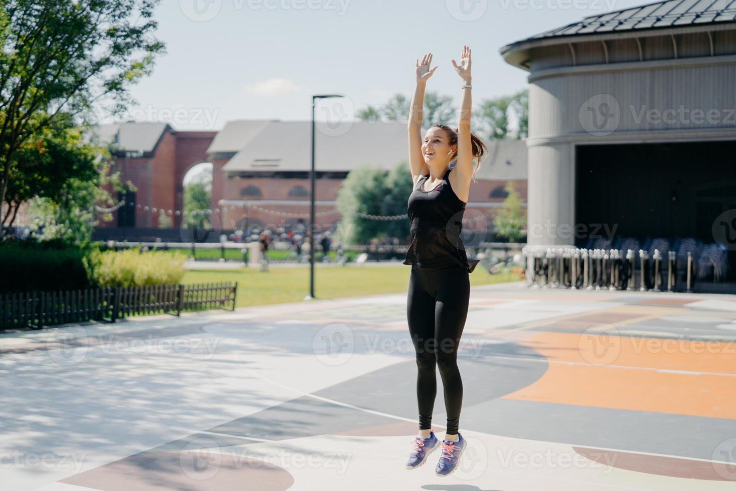 le modèle féminin actif positif a un entraînement cardio à l'extérieur  saute haut garde les